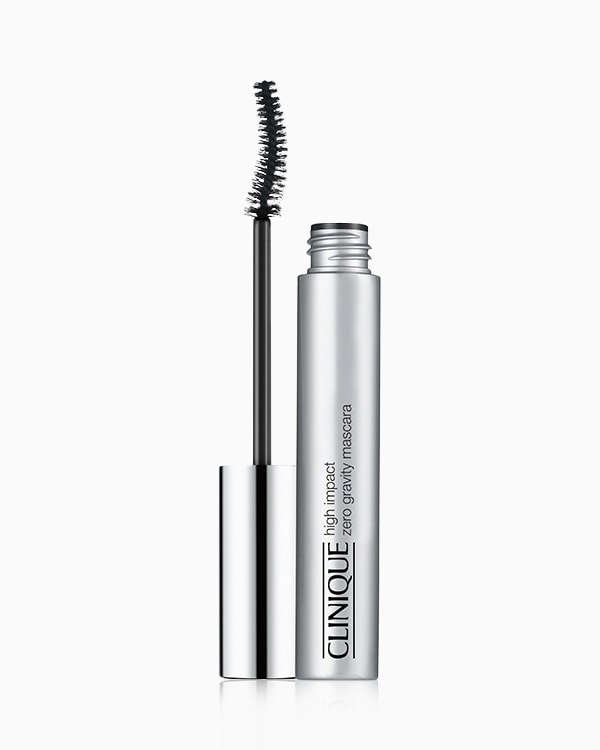 High Impact™ Mascara Zero Gravity Recourbant Optimal, Réhausse et recourbe instantanément les cils - 89 % des personnes interrogées affirment que les cils ont immédiatement l&#039;air rehaussés* - et les maintient rehaussés pendant 24 heures. Aucun recourbeur n&#039;est nécessaire. Mascara anti-transferts qui s&#039;enlève facilement à l&#039;eau tiède. Testé sous contrôle ophtalmologique.